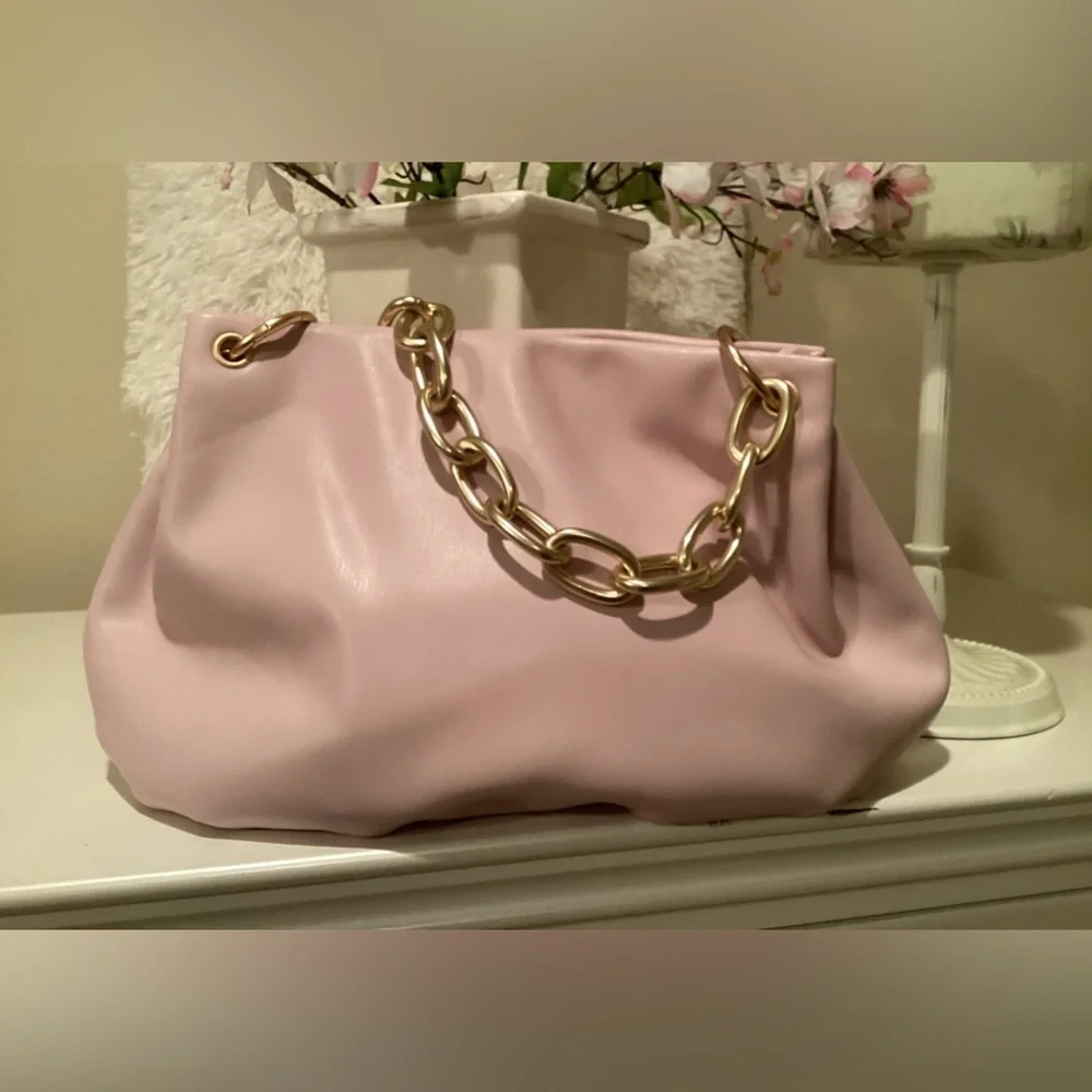 EUC, House of Want, Vegan Leather, Beautiful pink/Mauve Pocketbook, chain strap.